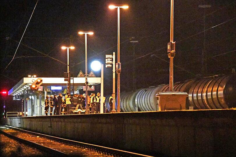 Tödlicher Unfall: Ein 17-Jähriger ist bei München auf einen Güterwaggon geklettert. Er erlitt einen Stromschlag. Augenzeugen hatten zunächst ein Feuer an einem Zug vermutet - Feuerwehr und Polizei rückten mit mehreren Einsatzkräften aus.