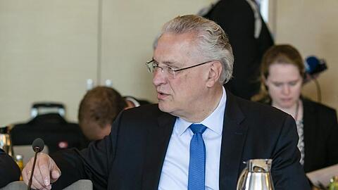 Joachim Herrmann (CSU), Innenminister von Bayern, sitzt im Plenarsaal. Foto: Frank Molter/Archivbild