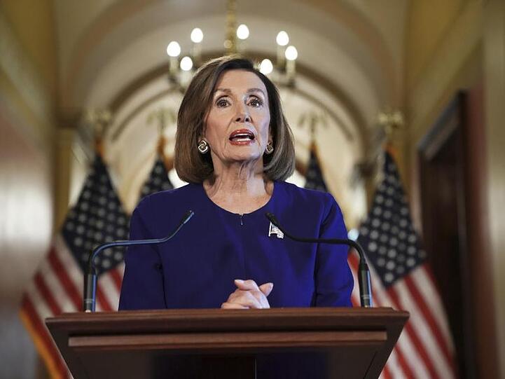 Über die Frontfrau der Demokraten, die Vorsitzende des Repräsentantenhauses, Nancy Pelosi, sagte Trump, sie sei entweder "wirklich dumm", "nicht mehr ganz richtig" oder unehrlich.