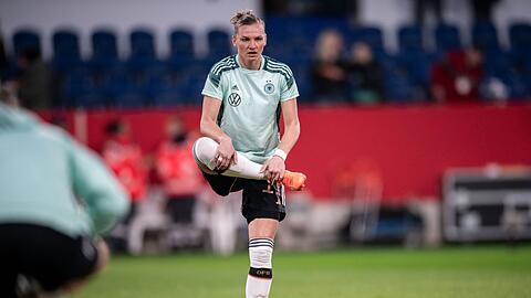 Deutschlands Alexandra Popp beim Aufwärmen.