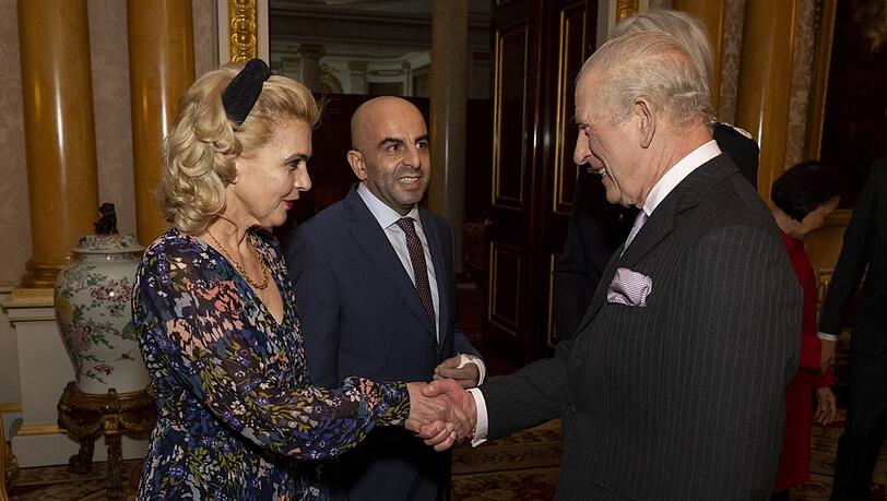 König Charles (re.) mit Samir Zitouni und Ehefrau Eleni Sakkoulei. König Charles (re.) mit Samir Zitouni und Ehefrau Eleni Sakkoulei.