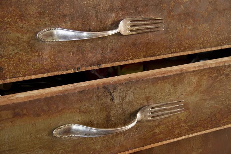 Diese Upcycling-Idee sorgt garantiert für Aufsehen und das eine oder andere Schmunzeln: Gabeln und Löffel als Griffe an Ihren Küchenschränken. Auch Schwemmholz, Legosteine, Schrauben, Muttern oder Vintage-Griffe aus buntem Keramik oder Schmiedeeisen sind echte Hingucker, die Ihre Küche im Nu in einen individuellen Ort und Ihre gewöhnlichen Möbel in Design-Objekte verwandeln. Diese Upcycling-Idee sorgt garantiert für Aufsehen und das eine oder andere Schmunzeln: Gabeln und Löffel als Griffe an Ihren Küchenschränken. Auch Schwemmholz, Legosteine, Schrauben, Muttern oder Vintage-Griffe aus buntem Keramik oder Schmiedeeisen sind echte Hingucker, die Ihre Küche im Nu in einen individuellen Ort und Ihre gewöhnlichen Möbel in Design-Objekte verwandeln.