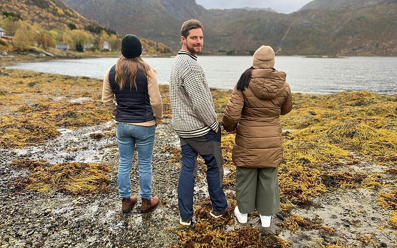 Zwischen zwei Frauen - und das mit voller Absicht: Alex (Mitte) hofft, bei "Auswanderer sucht Liebe" (VOX) eine deutsche Partnerin zu finden, die mit ihm in Norwegen lebt. Zwischen zwei Frauen - und das mit voller Absicht: Alex (Mitte) hofft, bei "Auswanderer sucht Liebe" (VOX) eine deutsche Partnerin zu finden, die mit ihm in Norwegen lebt.