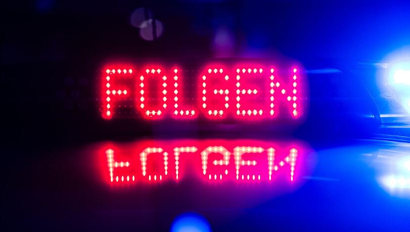 Mit einer gefälschten LED-Anzeige sollen sich Unbekannte als Polizisten ausgegeben und einen 22-Jährigen zum Folgen aufgefordert haben. (Symbolbild) Mit einer gefälschten LED-Anzeige sollen sich Unbekannte als Polizisten ausgegeben und einen 22-Jährigen zum Folgen aufgefordert haben. (Symbolbild)