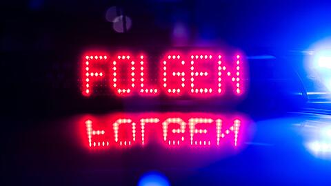 Mit einer gef&auml;lschten LED-Anzeige sollen sich Unbekannte als Polizisten ausgegeben und einen 22-J&auml;hrigen zum Folgen aufgefordert haben. (Symbolbild)