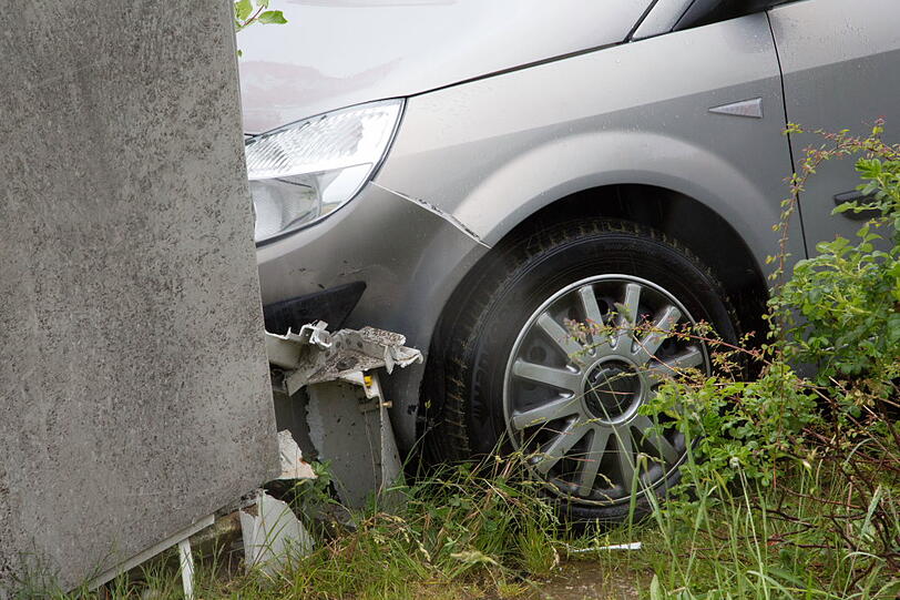 Ein führerscheinloses Mädchen übt auf einem Parkplatz das Autofahren und rast versehentlich in einen Stromkasten.