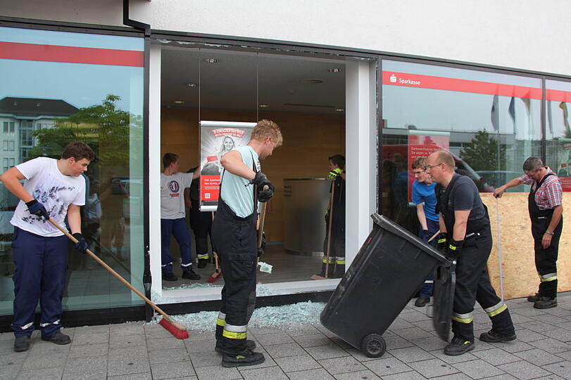 Kurioser Unfall beim Einparken in Waldkraiburg. Die Bilder vom Crash in die Sparkasse.