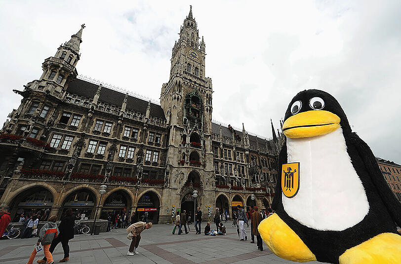 Das Münchner Rathaus und das Maskottchen von Software-Betreiber Linux - in München auch in "Limux" umbenannt.