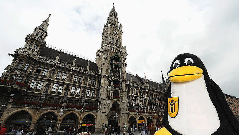 Das Münchner Rathaus und das Maskottchen von Software-Betreiber Linux - in München auch in "Limux" umbenannt. Das Münchner Rathaus und das Maskottchen von Software-Betreiber Linux - in München auch in "Limux" umbenannt.