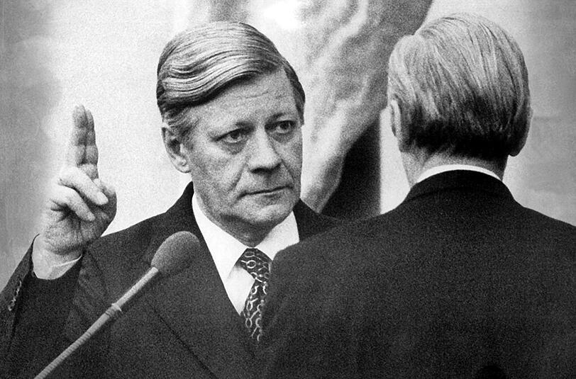 15. Dezember 1976: Knapp zwei Stunden nach seiner erneuten Wahl durch den Deutschen Bundestag wird Helmut Schmidt (l, SPD) am 15.12.1976 von Parlamentspräsident Karl Carstens als Bundeskanzler vereidigt.