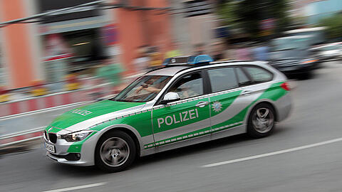 Ein Wohnmobil-Fahrer hat am Donnerstag einen Mann mit einem Beil bedroht. Die Polizei musste ausrücken. (Symbolbild)