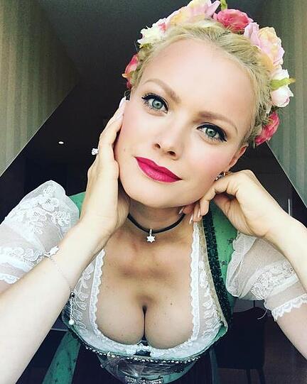 Model Franziska Knuppe macht sich fertig für den Wiesn-Abend im Marstall-Zelt.