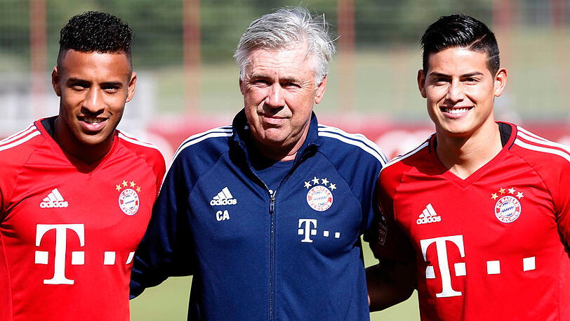 Bayern-Trainer Carlo Ancelotti (Mitte) und die beiden neuesten Zugänge des Klubs - links Corentin Tolisso, rechts James Rodríguez.