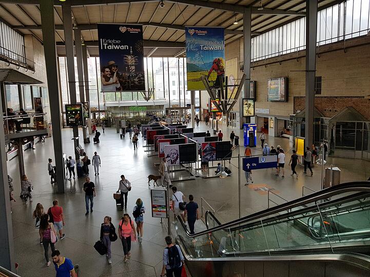 Die alte Schalterhalle kommt weg. Hier ist ab 2019 die Baugrube für den neuen Stammstreckenbahnhof.