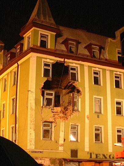 14. Februar 2005: Ein riesiges Loch klaffte in der Fassade des Hauses Donnersbergerstraße 42.