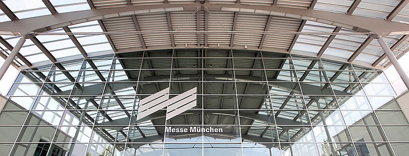 Der Eingang der Messe-West: fast gleicht es einem riesigen Flughafen-Hangar.