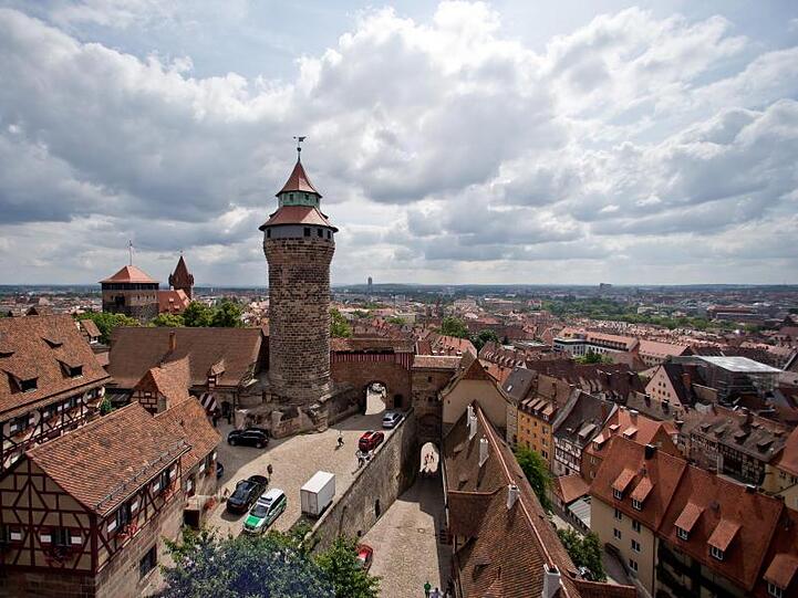 Blick auf die Kaiserburg in Nürnbergs Altstadt. Foto: Daniel Karmann/dpa/Archivbild