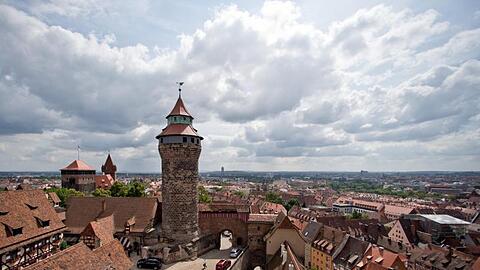 Blick auf die Kaiserburg in Nürnbergs Altstadt. Foto: Daniel Karmann/dpa/Archivbild