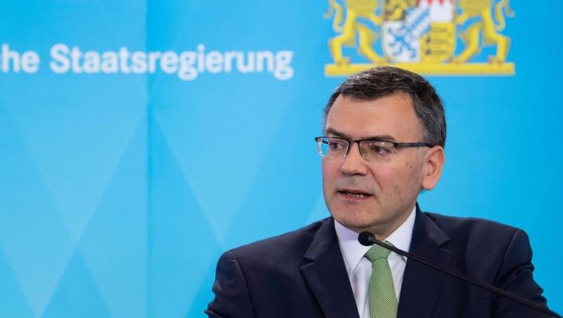Florian Herrmann nimmt an einer Pressekonferenz teil und sitzt vor dem bayerischen Landeswappen. Foto: Sven Hoppe/dpa-Pool/dpa/Archivbild Florian Herrmann nimmt an einer Pressekonferenz teil und sitzt vor dem bayerischen Landeswappen. Foto: Sven Hoppe/dpa-Pool/dpa/Archivbild