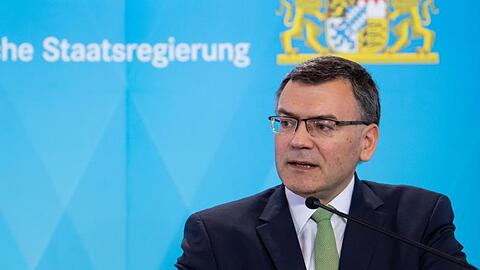 Florian Herrmann nimmt an einer Pressekonferenz teil und sitzt vor dem bayerischen Landeswappen. Foto: Sven Hoppe/dpa-Pool/dpa/Archivbild