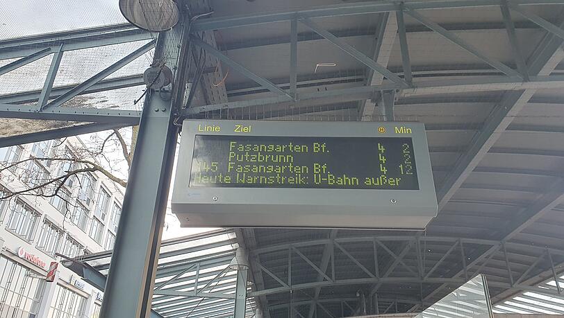 Streik-Hinweis bei den Bussen am Ostbahnhof. Streik-Hinweis bei den Bussen am Ostbahnhof.