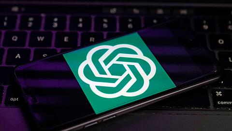 Das Logo von OpenAI, dem Hersteller von ChatGPT, wird auf dem Bildschirm eines Smartphones angezeigt.