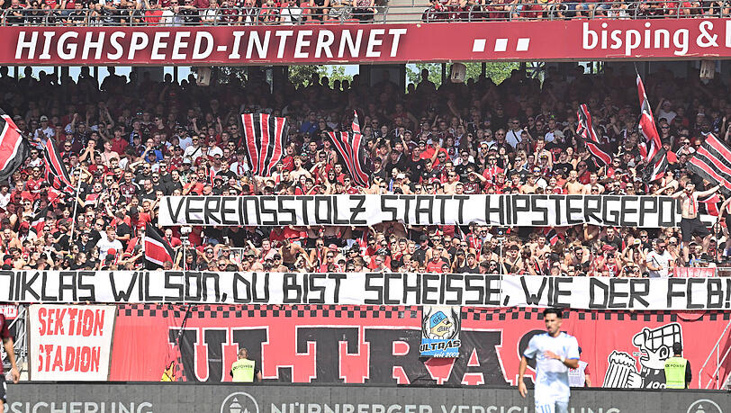 Ein Banner der FCN-Clubfans am 4. Spieltag der 2. Bundesliga richtete sich gegen Influencer Niklas Wilson Sommer. Auf dem Banner war zu lesen "Vereinsstolz statt Hipstergepose. Niklas Wilson, du bist scheiße, wie der FCB!"