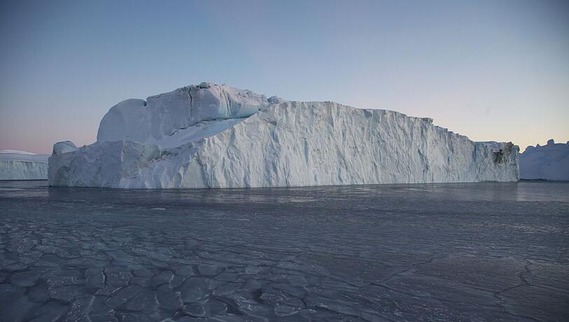 Ein Eisberg treibt im Ilulissat-Eisfjord.