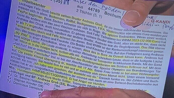 Kandidaten-Infos und Kuli-Notizen. Günther Jauch zeigte seinen "Wer wird Millionär?"-Spickzettel Kandidaten-Infos und Kuli-Notizen. Günther Jauch zeigte seinen "Wer wird Millionär?"-Spickzettel