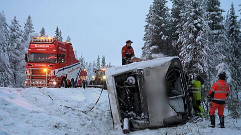 Der Bus kippte in der N&auml;he von Vilhelmina im Norden von Schweden von einer Schnellstra&szlig;e.
