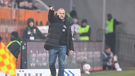 Manuel Baum in Aktion am Spielfeldrand.