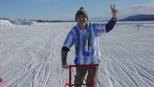 Das Löwen-Trikot ist immer dabei - und sei es beim Urlaub nördlich des Polarkreises: 1860-Fan Herbert Hagen. Das Löwen-Trikot ist immer dabei - und sei es beim Urlaub nördlich des Polarkreises: 1860-Fan Herbert Hagen.