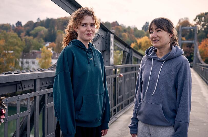 Frederike Bader (Marie Leuenberger, rechts) freut sich, dass ihre Tochter Mia Bader (Nadja Sabersky)  vor&uuml;bergehend wieder bei ihr wohnt.