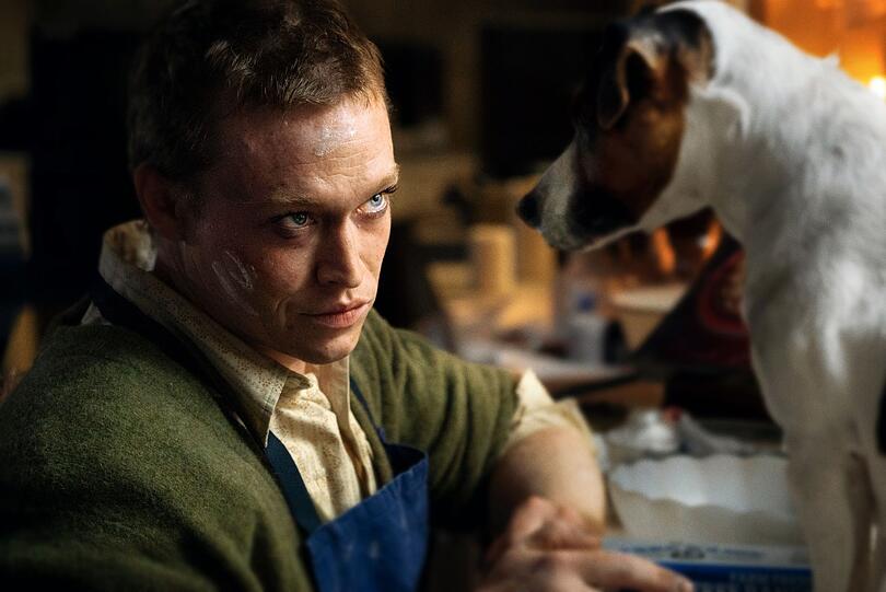 Doug Munrow (Caleb Landry Jones) vertraut nur noch seinen vielen Hunden. Doug Munrow (Caleb Landry Jones) vertraut nur noch seinen vielen Hunden.
