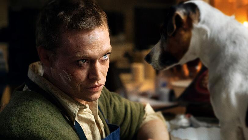 Doug Munrow (Caleb Landry Jones) vertraut nur noch seinen vielen Hunden. Doug Munrow (Caleb Landry Jones) vertraut nur noch seinen vielen Hunden.