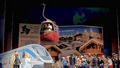 Unten der Sonderzug mit Sarastro und Pamina (Guido Jentjens, Heidi Elisabeth Meier), drüber die Gondel mit Tamino (Tilman Lichdi) in alpenländlerischer „Zauberflöte“. Unten der Sonderzug mit Sarastro und Pamina (Guido Jentjens, Heidi Elisabeth Meier), drüber die Gondel mit Tamino (Tilman Lichdi) in alpenländlerischer „Zauberflöte“.