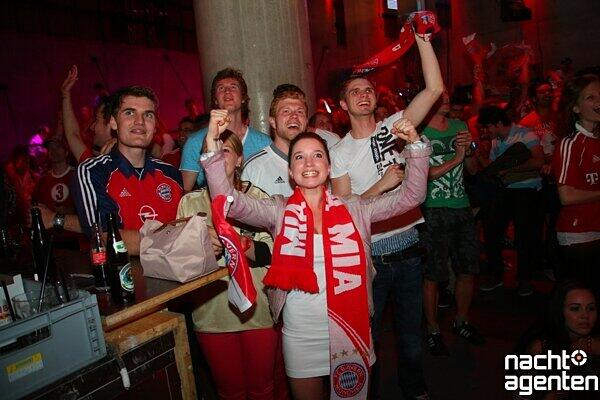 Ein schöner Anblick: Die sexy Bayern-Fans beim Public Viewing im Neuraum. Mehr Bilder gibt's unter www.nachtagenten.de