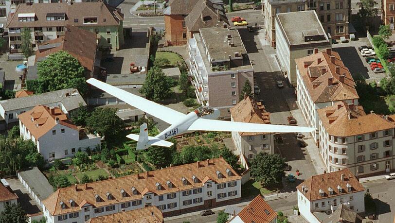 Ein Segelflugzeug über der Landauer Altstadt. (Symbolbild) Ein Segelflugzeug über der Landauer Altstadt. (Symbolbild)