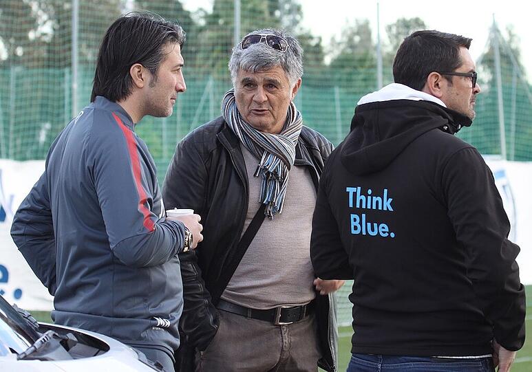 Serafino Luzzi (Mi.) im Gespräch mit Murat Yakin (li.) und Gerhard Poschner (re.)