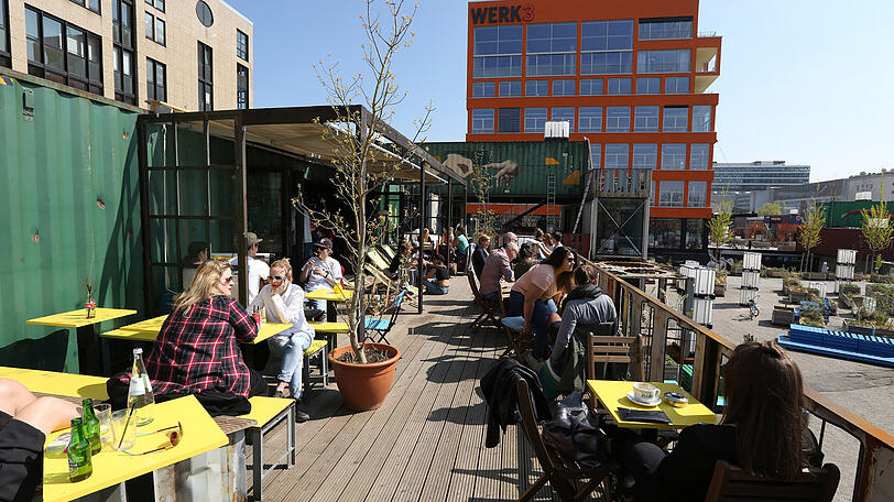 Die Bar öffnet am Mittag, damit die Gäste die Sonne genießen können.