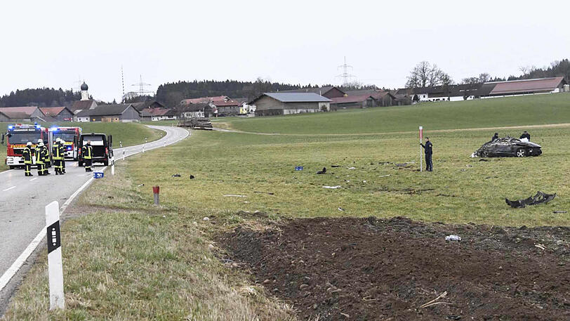 Die Bilder vom Unfallort im Landkreis Ebersberg. Der 23-jähriger Fahrer ist noch am Unfallort gestorben.