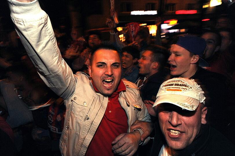 So ausgelassen feiern die Fans auf der Leopoldstraße den Bayern-Sieg. Die Bilder