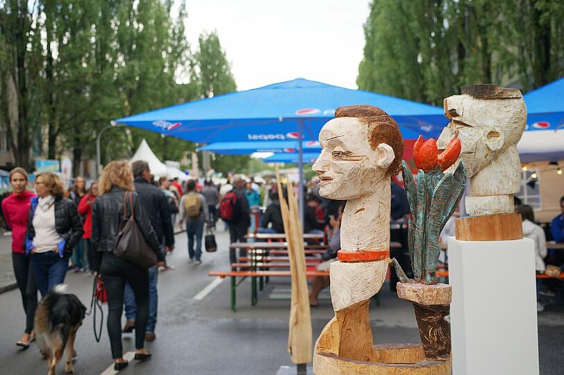 Dem Regen zum Trotz: Unter dem Motto &bdquo;Miteinander Füreinander&ldquo; genossen die Münchner am Samstag Musik, Theater, Literatur, Tanz und Diskussionen auf der Feiermeile.