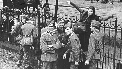 Sophie Scholl am Zaun mit (von links) Hubert Furtwängler (kein Widerstandskämpfer), Hans Scholl, Raymund Samiller und Alexander Schmorell.