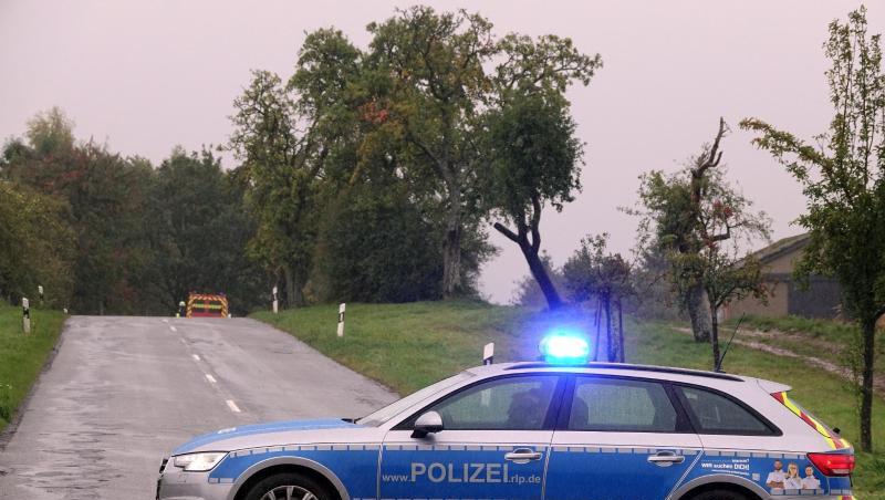 Ein Streifenwagen steht mit Blaulicht auf einer Straße. Foto: Harald Tittel/dpa/Symbolbild Ein Streifenwagen steht mit Blaulicht auf einer Straße. Foto: Harald Tittel/dpa/Symbolbild