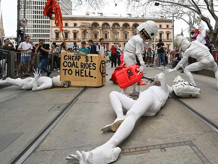 In Melbourne unterstreichen verkleidete Umweltaktivisten ihre Forderungen mit einer Performance.