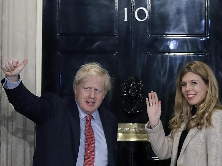 Boris Johnson und Carrie Symonds freuen sich über einen Jungen.