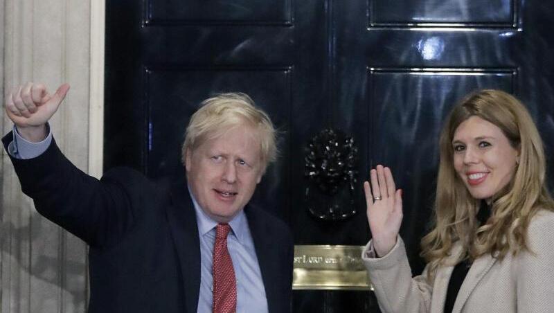 Boris Johnson und Carrie Symonds freuen sich über einen Jungen.