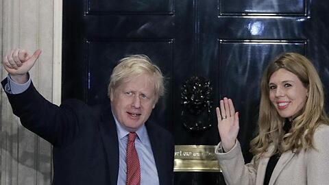 Boris Johnson und Carrie Symonds freuen sich über einen Jungen.