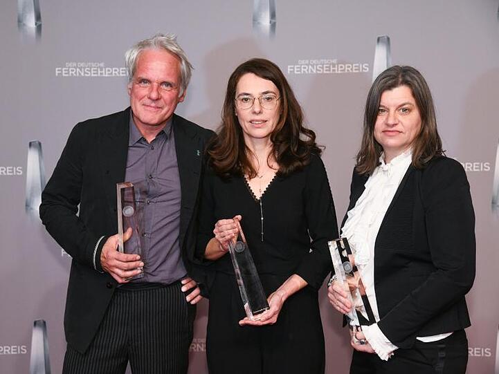 Thomas Kufus, Regina Schilling und Simone Reuter freuen sich über die Auszeichnung in der Kategorie "Beste Dokumentation/Reportage" für "Kuhlenkampffs Schuhe".